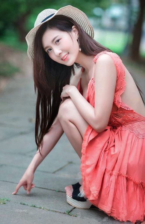 阿联酋队员表现抢眼,引来无数球迷喝彩,阿联酋的球星